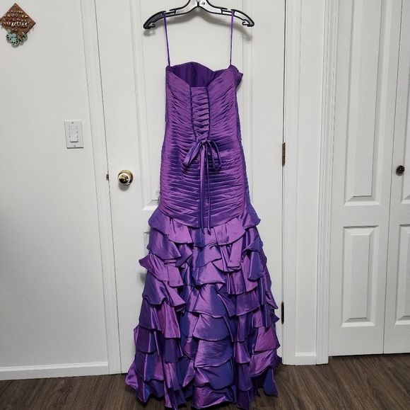 LIKE NEW prom dress - Picture 3 of 3